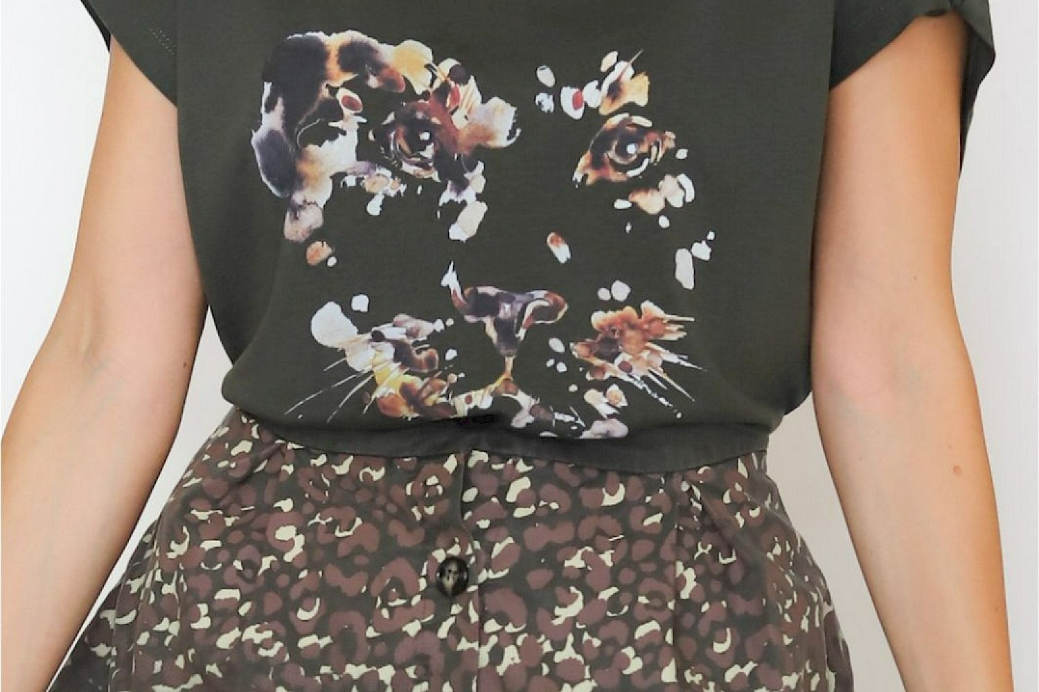 T-shirt de mulher em algodão e tencel, com impressão digital localizada - MAD The Label